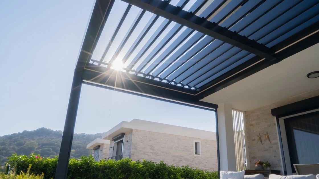 Pergola : 4 astuces pour résister aux vents violents