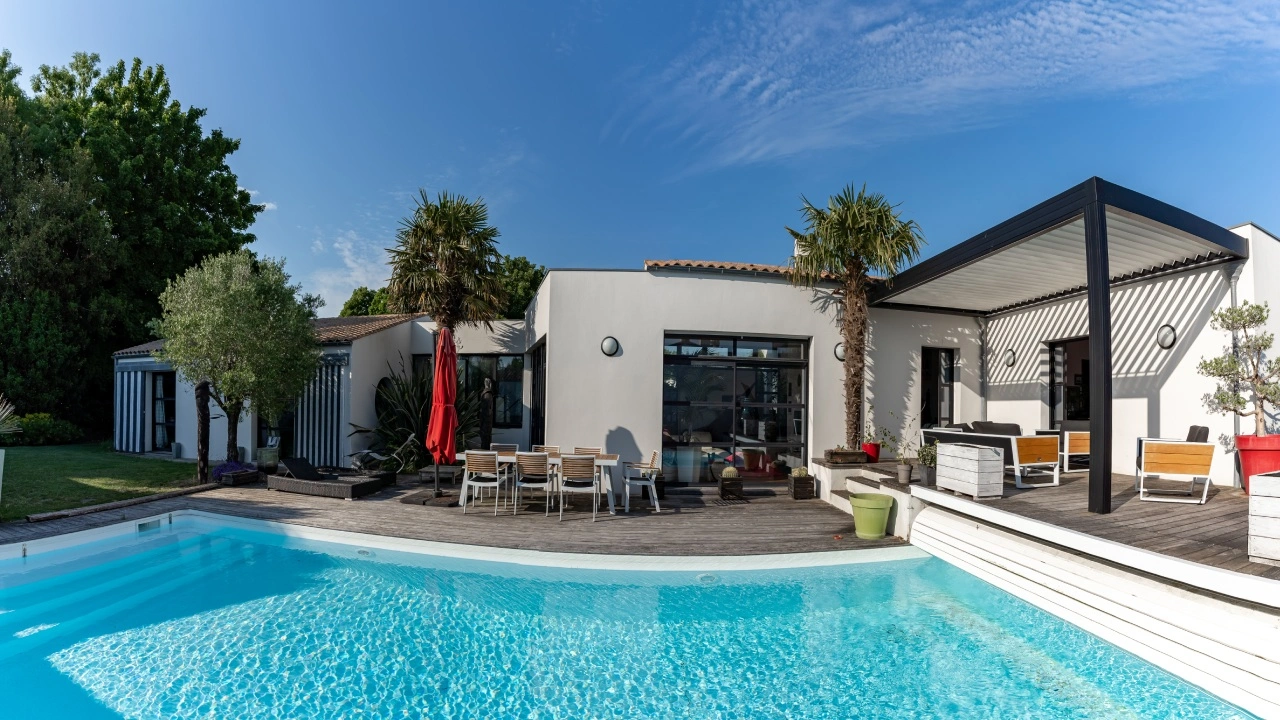 Pergola aluminium adossée ou autoportante ?