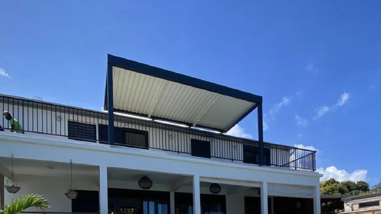 Les 4 inconvénients d’une pergola bioclimatique à bas prix à la Réunion