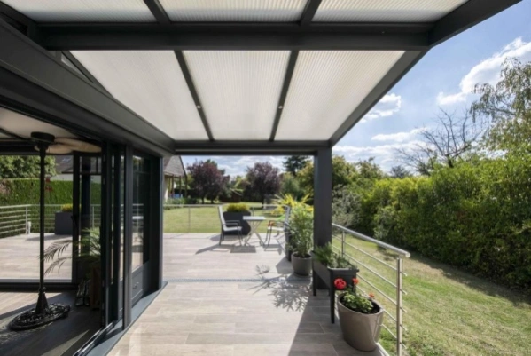 pergola polycarbonate et la lumière