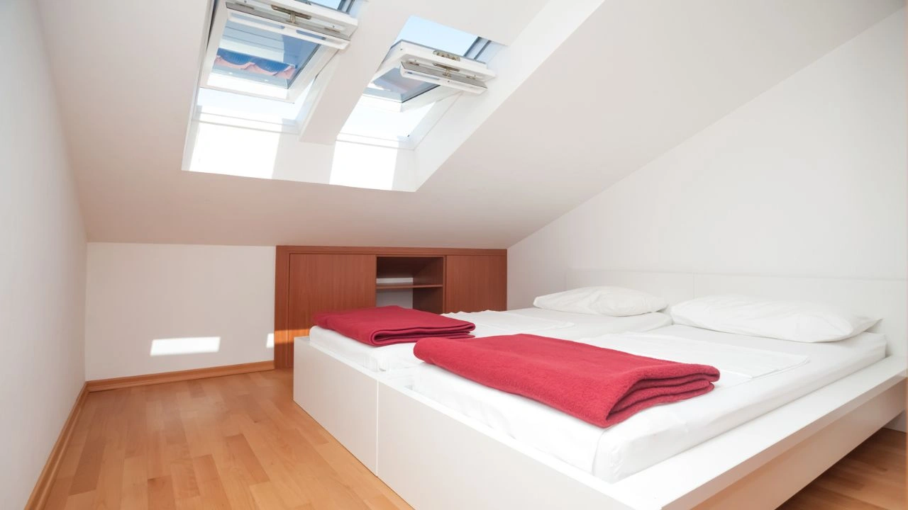 Comment retirer un store intérieur sur un velux ?