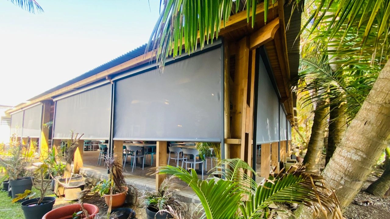 4 avantages du store vertical guidé à La Réunion