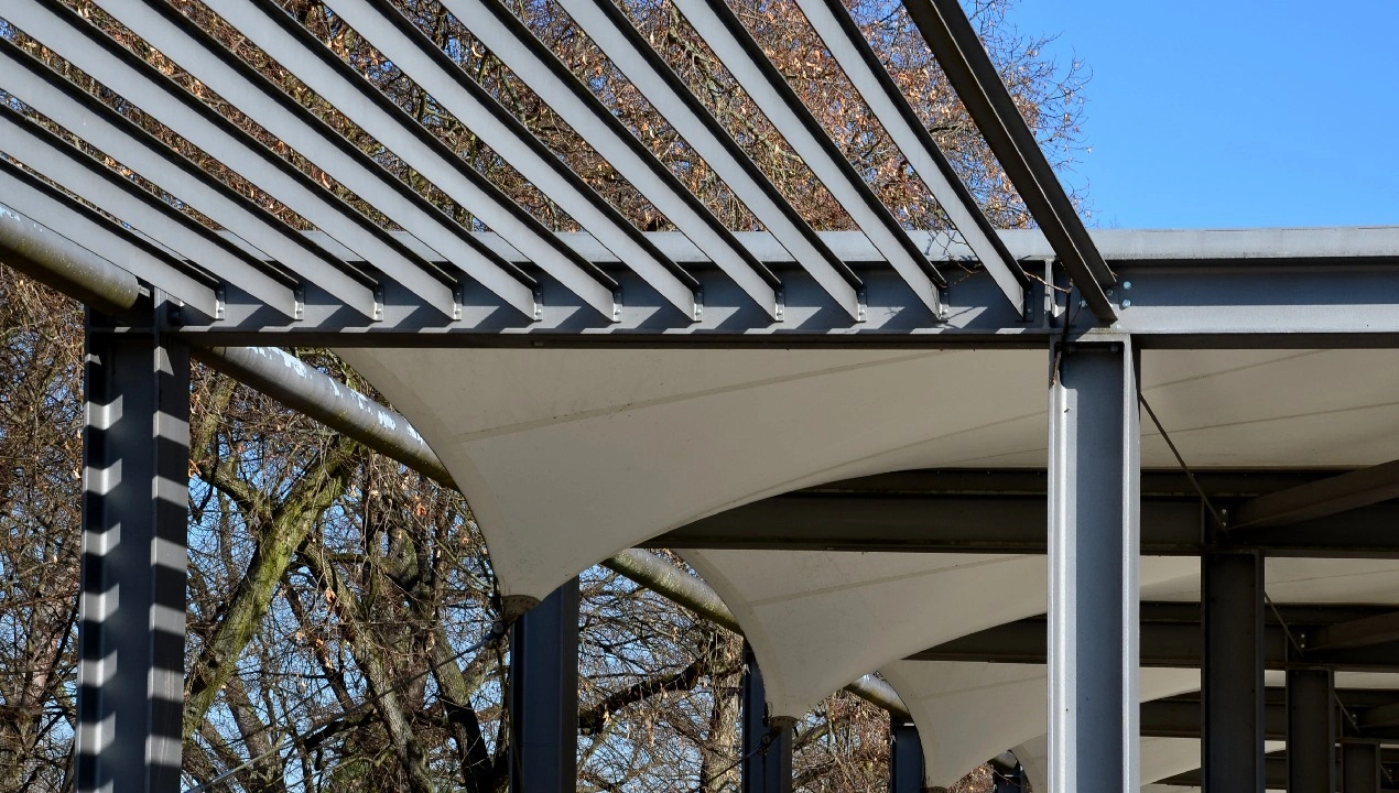 5 conseils pour poser une toile sur une pergola