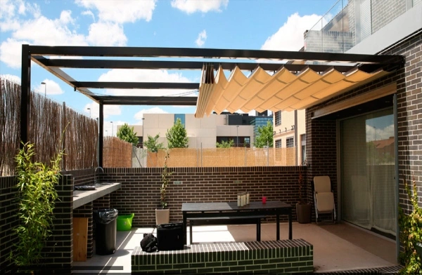 une pergola à toile rétractable (2)