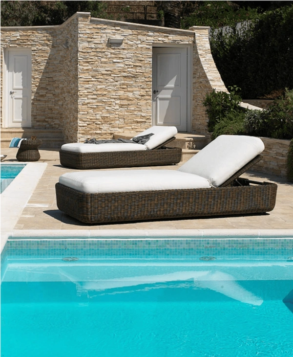 varangue lieu de détente au bord de la piscine