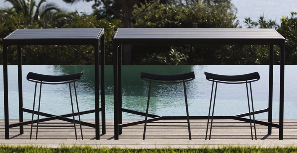 La table de bar et ses tabourets conçus pour vos extérieurs : ajoutez du confort sans alourdir la vue !