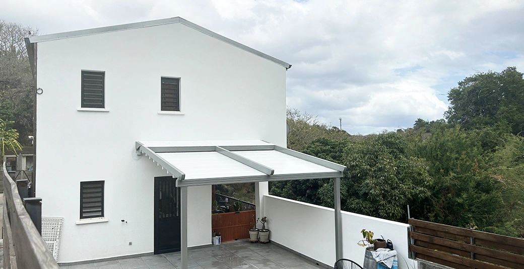Nouvelle Réalisation à La Plaine Saint-Paul d’une Pergola à toile rétractable motorisée