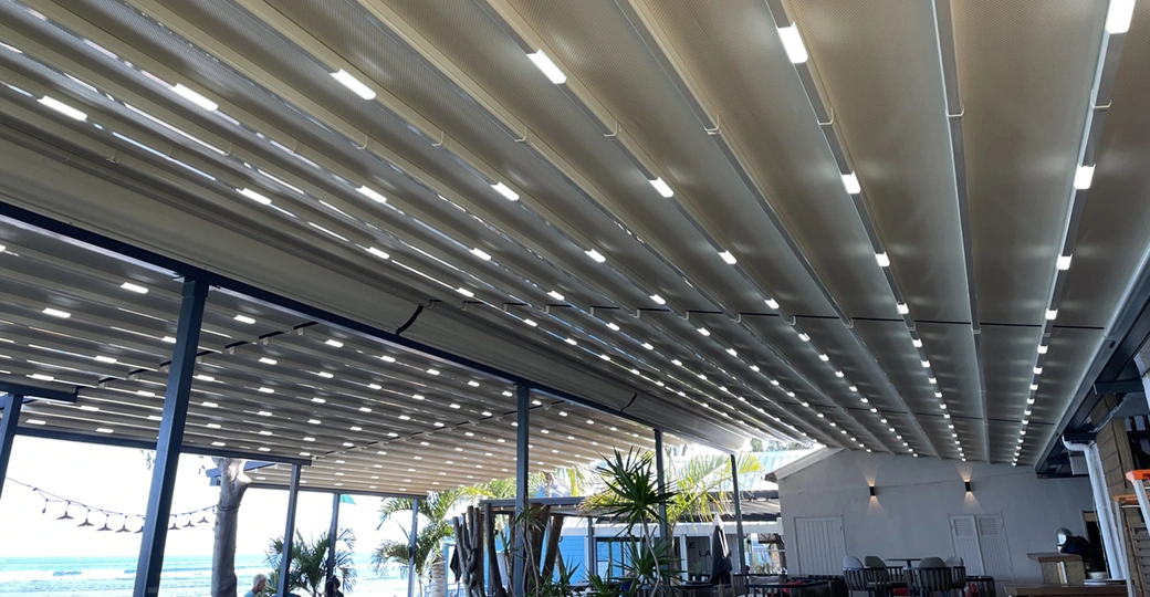 Réalisation d’une pergola à toile rétractable motorisée au Restaurant Le Lagon à Saint-Leu