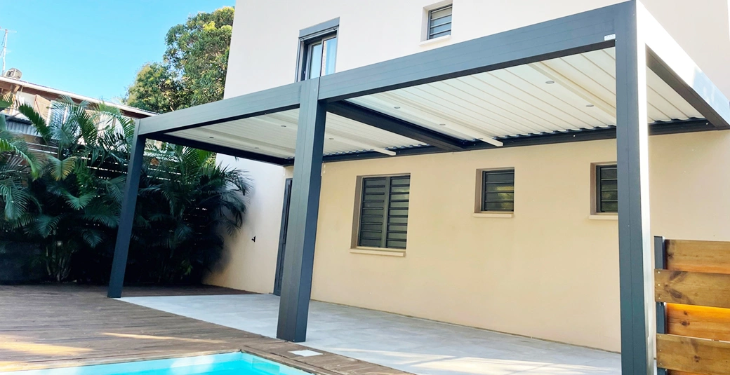 Réalisation d’une pergola Bioclimatique à Sainte-Clotilde