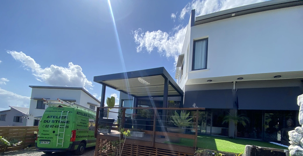 Réalisation d’une pergola Bioclimatique à Saint-André