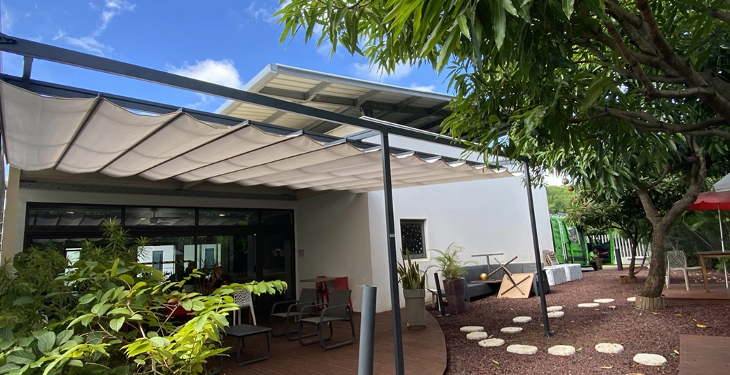 Pose de Pergola Azur à France Télévision Saint-Clotilde