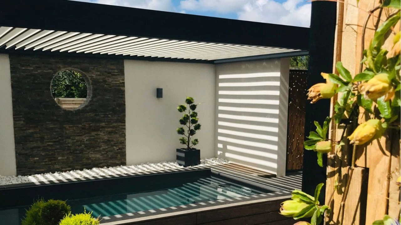 Pergola au-dessus de la piscine : l’élégance et le charme réunis