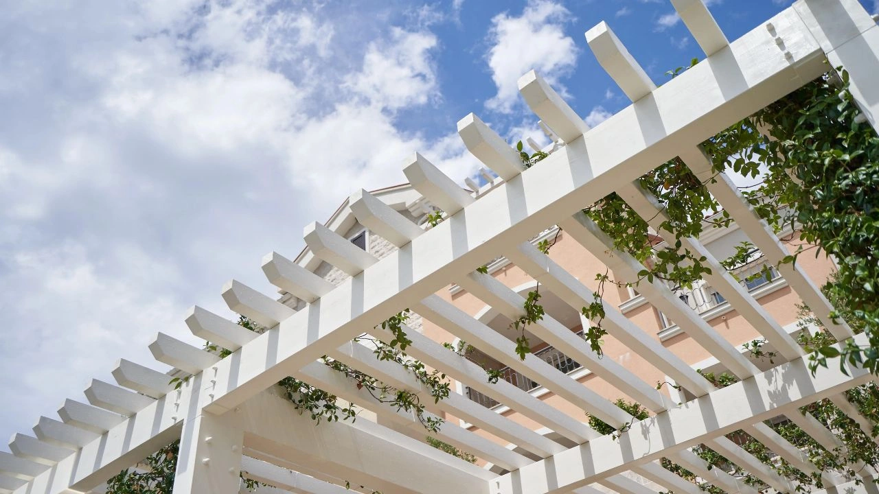 La pergola blanche : un choix élégant pour votre jardin
