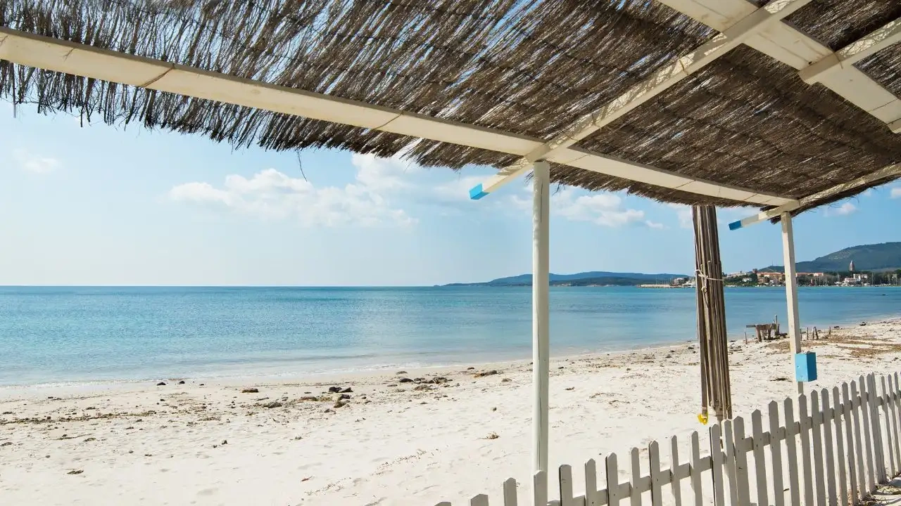 Comment fixer des canisses sur sa pergola ?