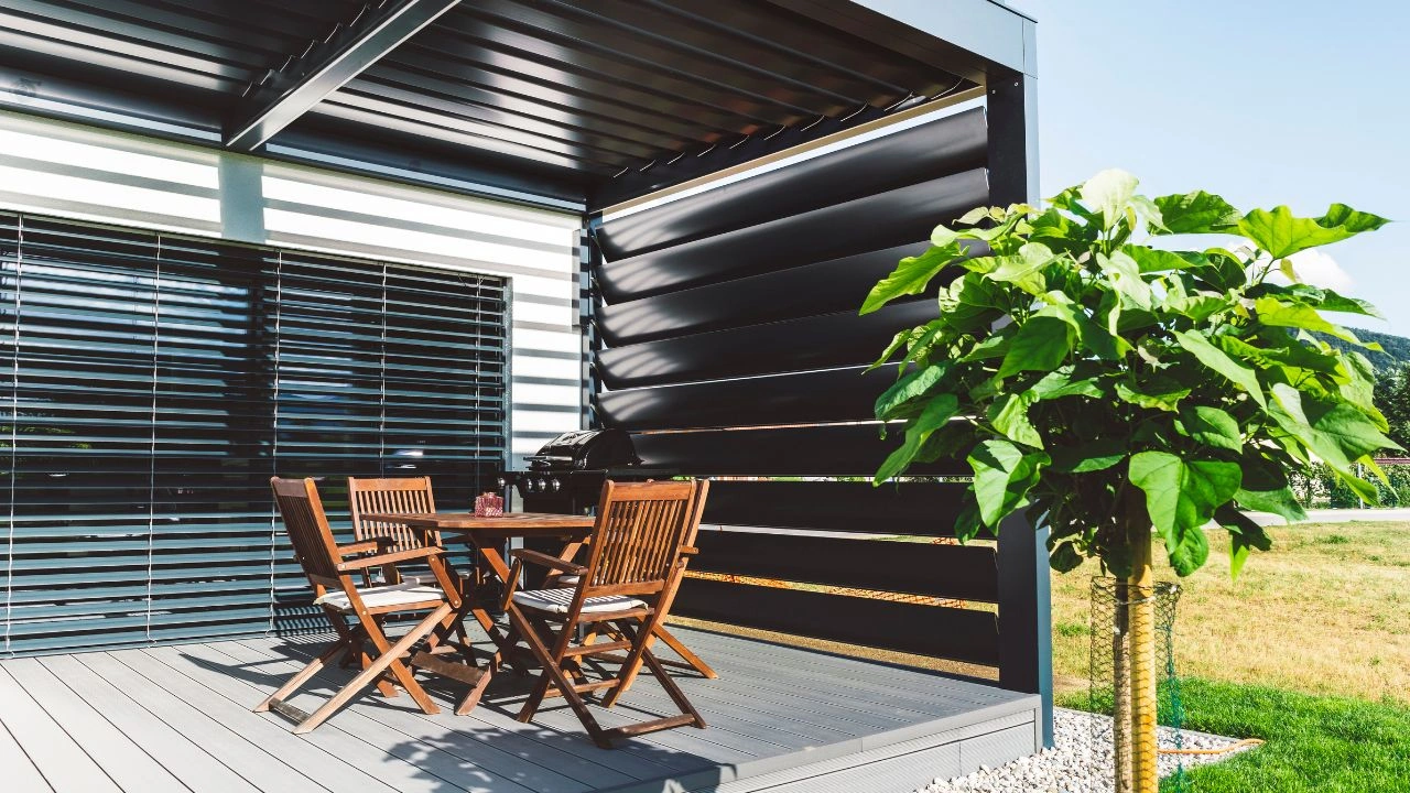 Pergola et véranda : des espaces de vie complémentaires adaptés à la vie créole