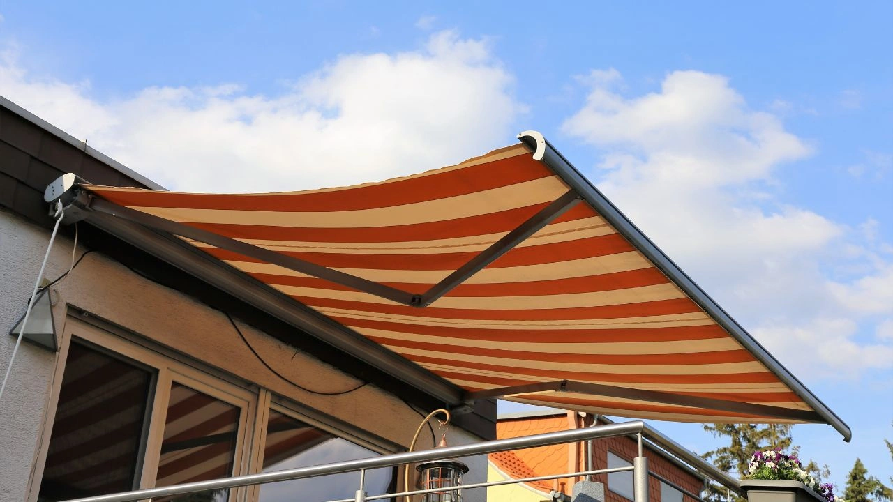 Store extérieur imperméable : Comment protéger votre terrasse de la pluie ?