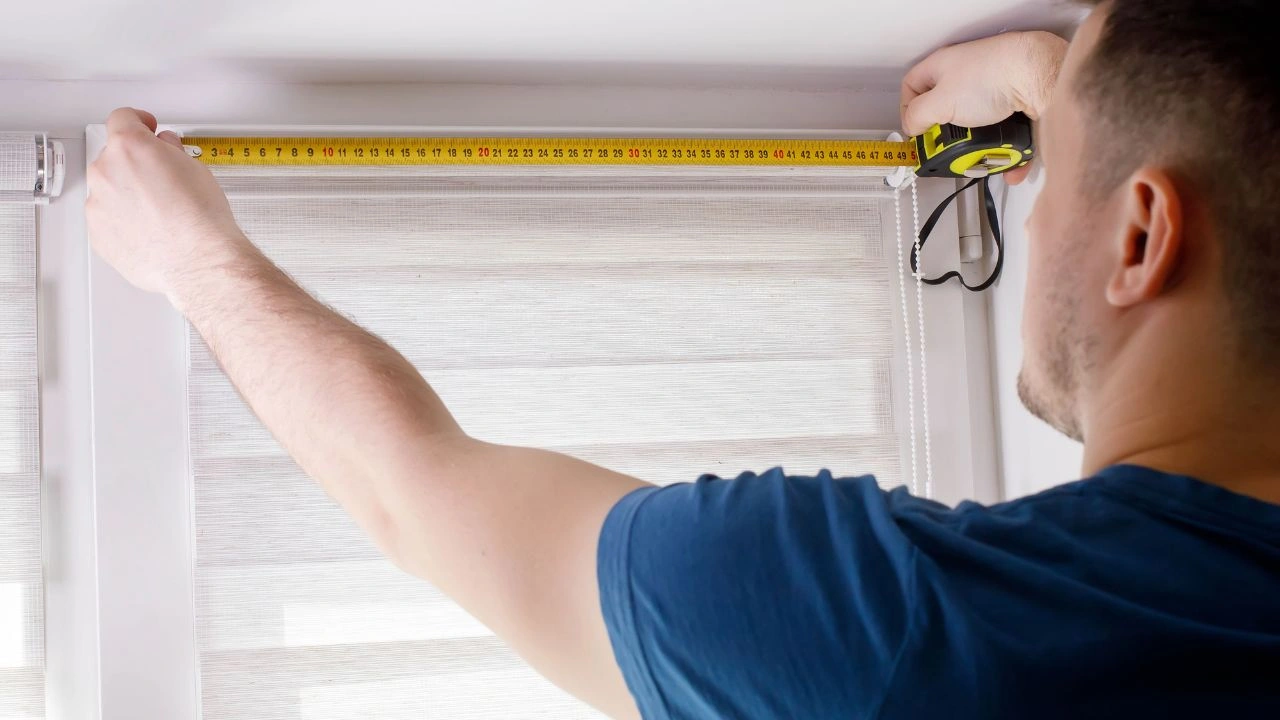 Comment installer un store d’intérieur sur sa fenêtre sans perçage ?