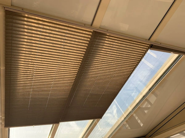 store plissé toiture interieur