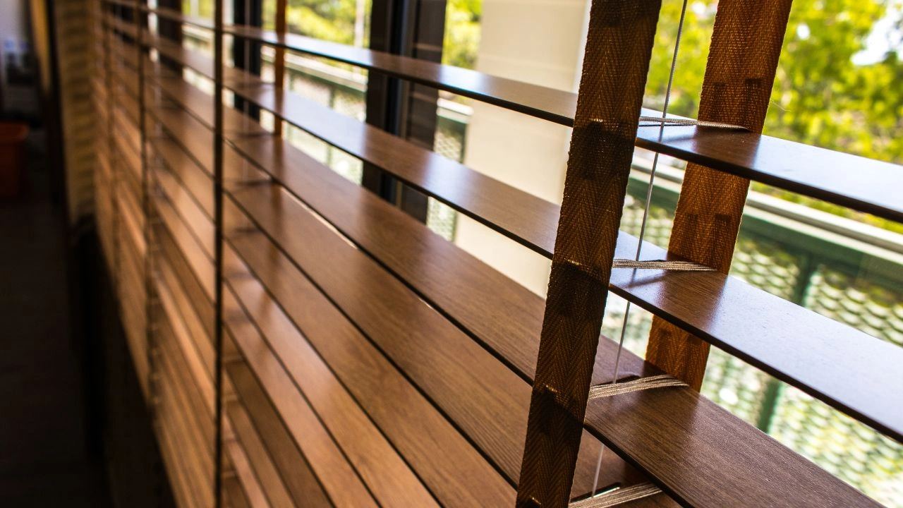 Acheter un store en bois pour son intérieur : nos conseils pour bien le choisir.