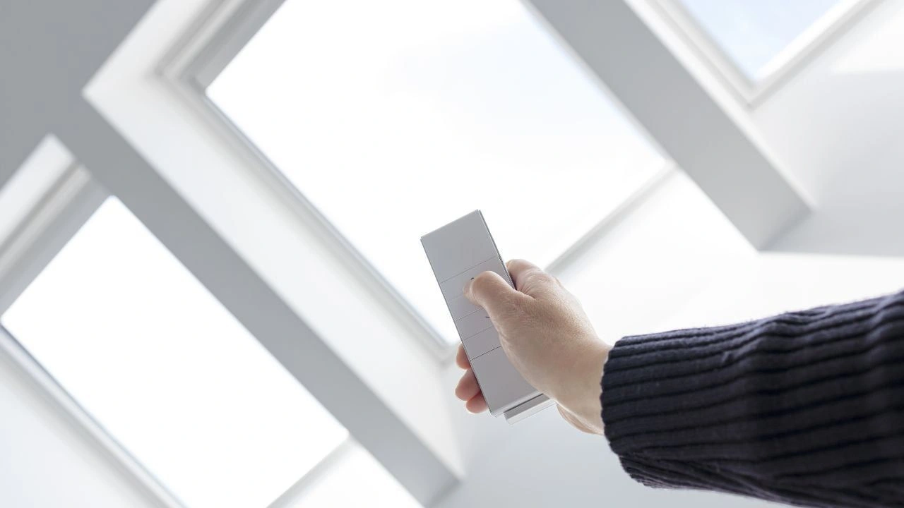 Store intérieur pour Velux : électrique ou manuel, lequel choisir à la Réunion ?