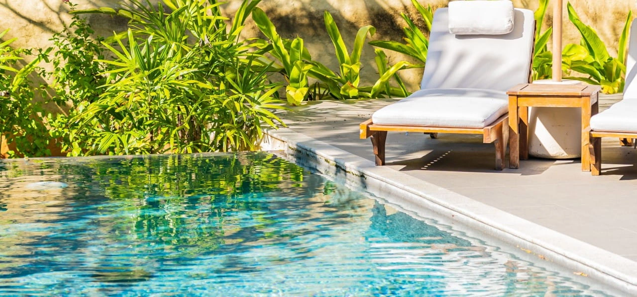 4 idées d’aménagements à réaliser autour de la piscine à la Réunion