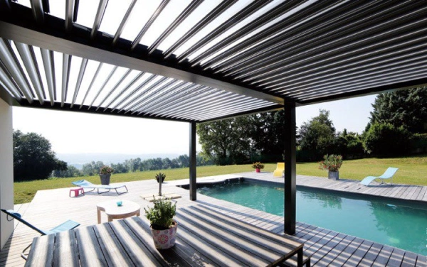 pergola-bioclimatique-alu-noir-terrasse-bois-piscine-enterree