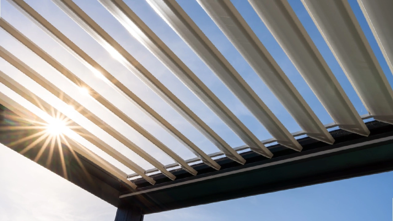 Comment nettoyer les lames de votre pergola ?