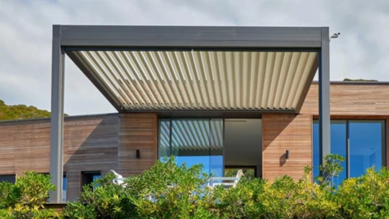 Que choisir pour votre pergola : des lames parallèles ou perpendiculaires ?