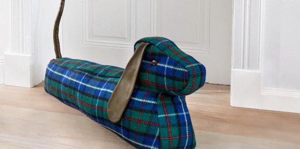 chien-de-porte-a-coudre-en-tartan
