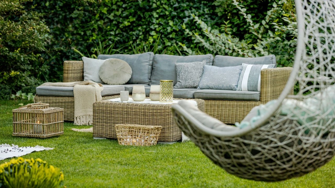 Comment décorer votre mobilier extérieur avec des coussins ?
