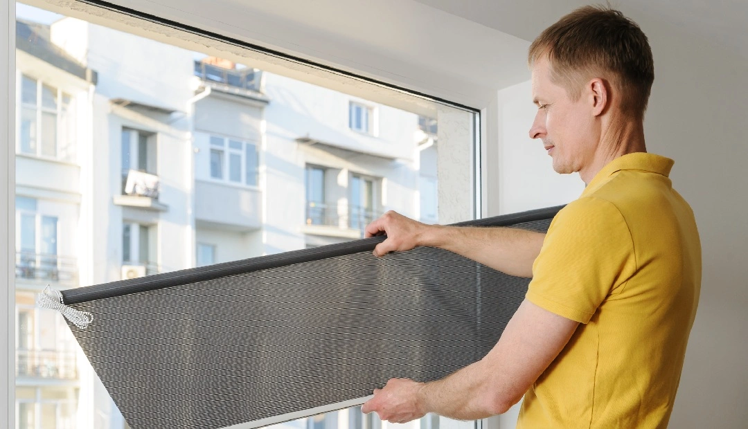 Quels sont les avantages du sur-mesure pour un store intérieur ?