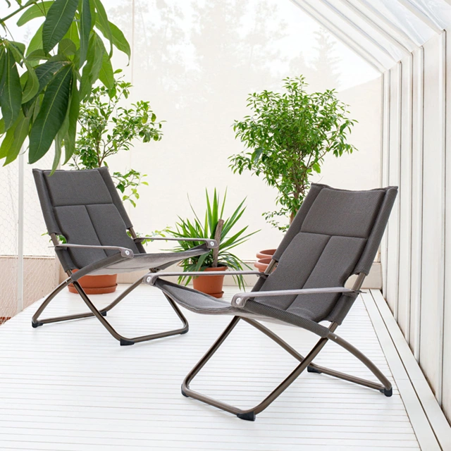 Emu-Snooze-Liegestuhl-Cozy-bronze-dunkelgrau-Ambiente