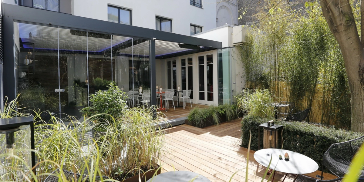 Hôtel et pergola bioclimatique : La Belle Juliette