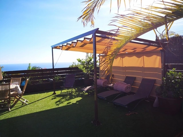 Réalisation pergola Azur et store vertical guidé I Les Avirons