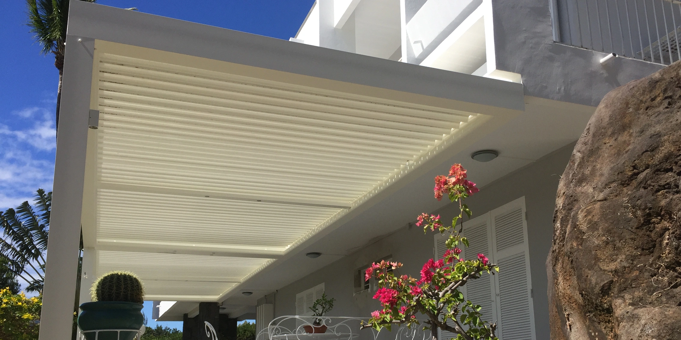Réalisation pergola bioclimatique l Villa, Saint-François