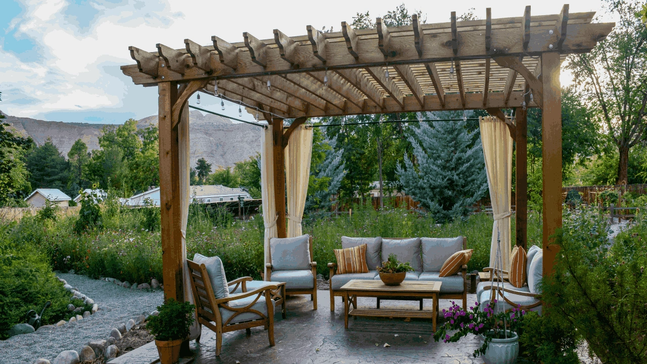 Comment entretenir sa pergola en bois ?