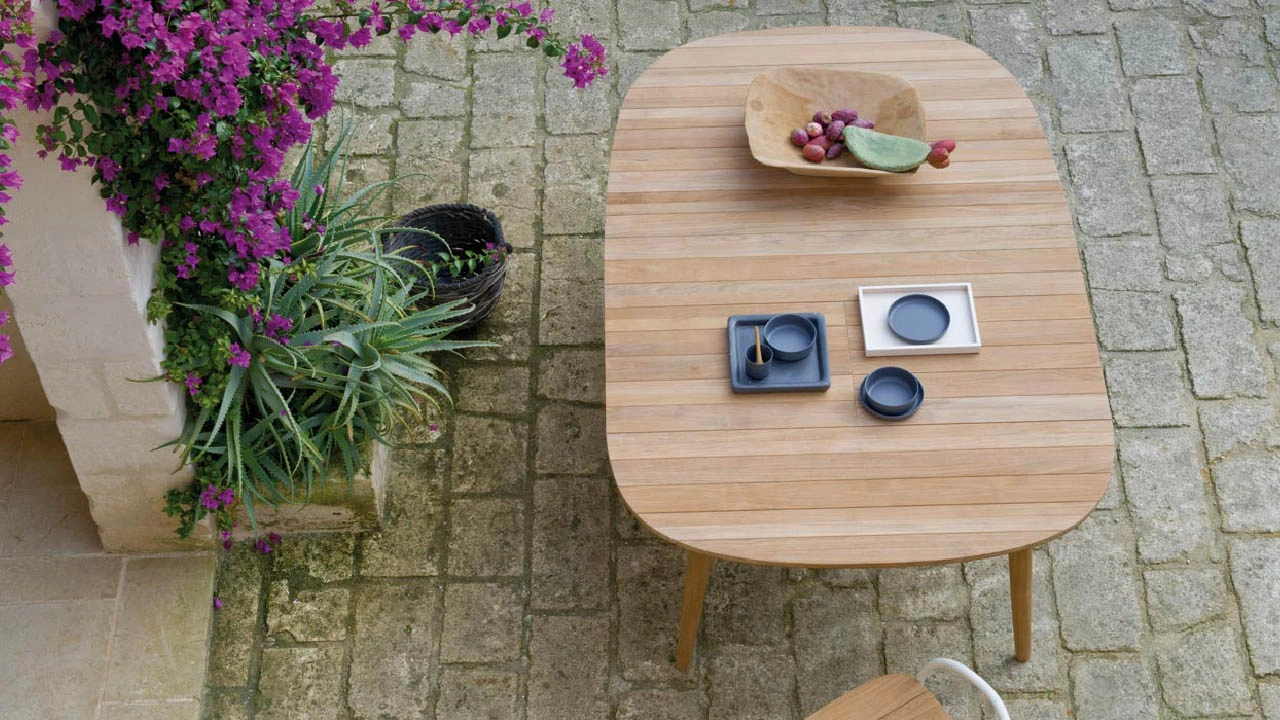 La forme organique de la Table les Arcs | Unopiu’ à découvrir dans notre Showroom !