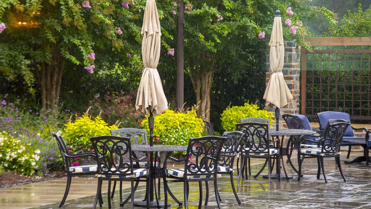 Nos 4 astuces pour protéger votre table de jardin à La Réunion