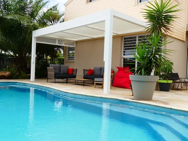 pergola bioclimatique blanche